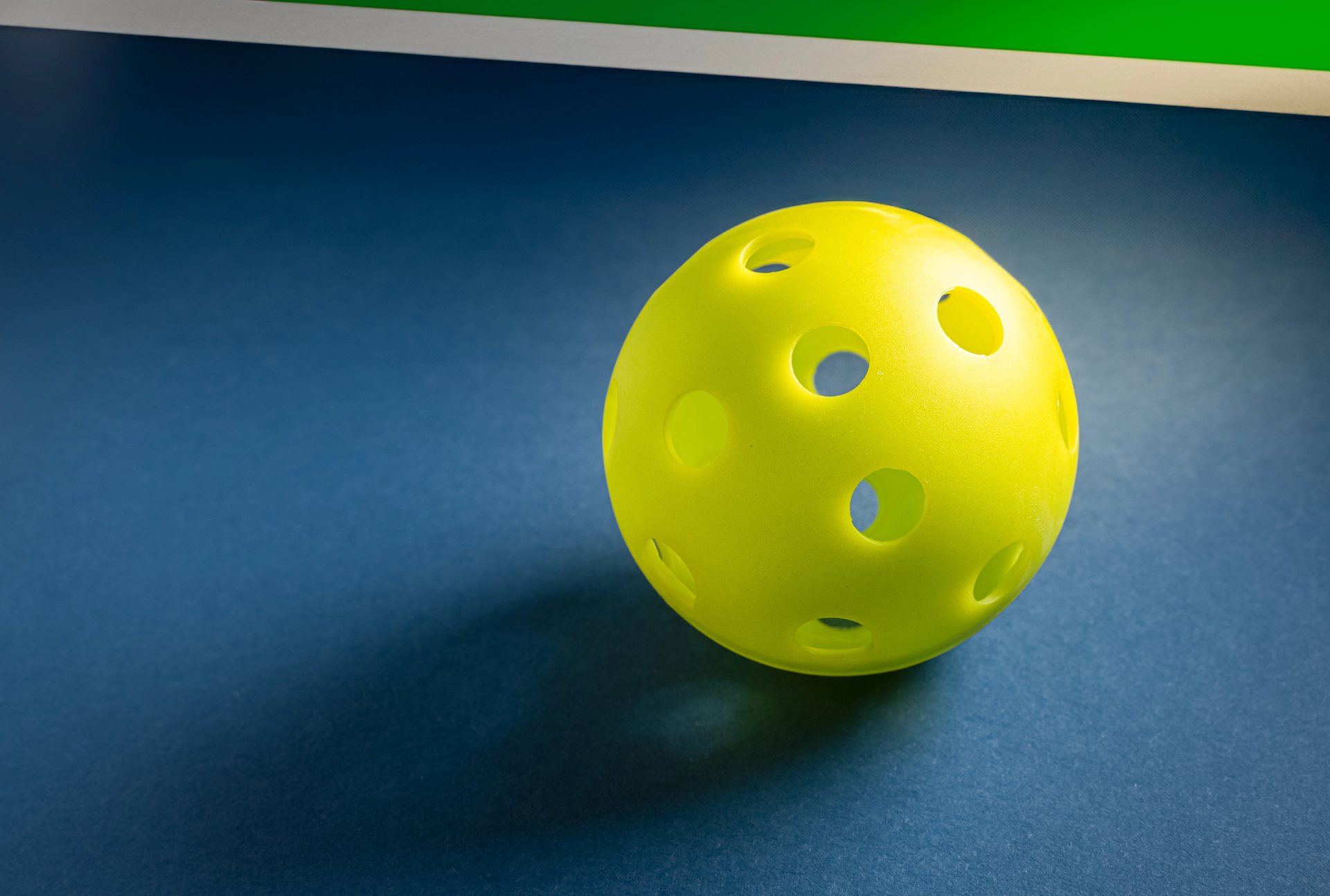 Bola de pickleball lista sobre la pista