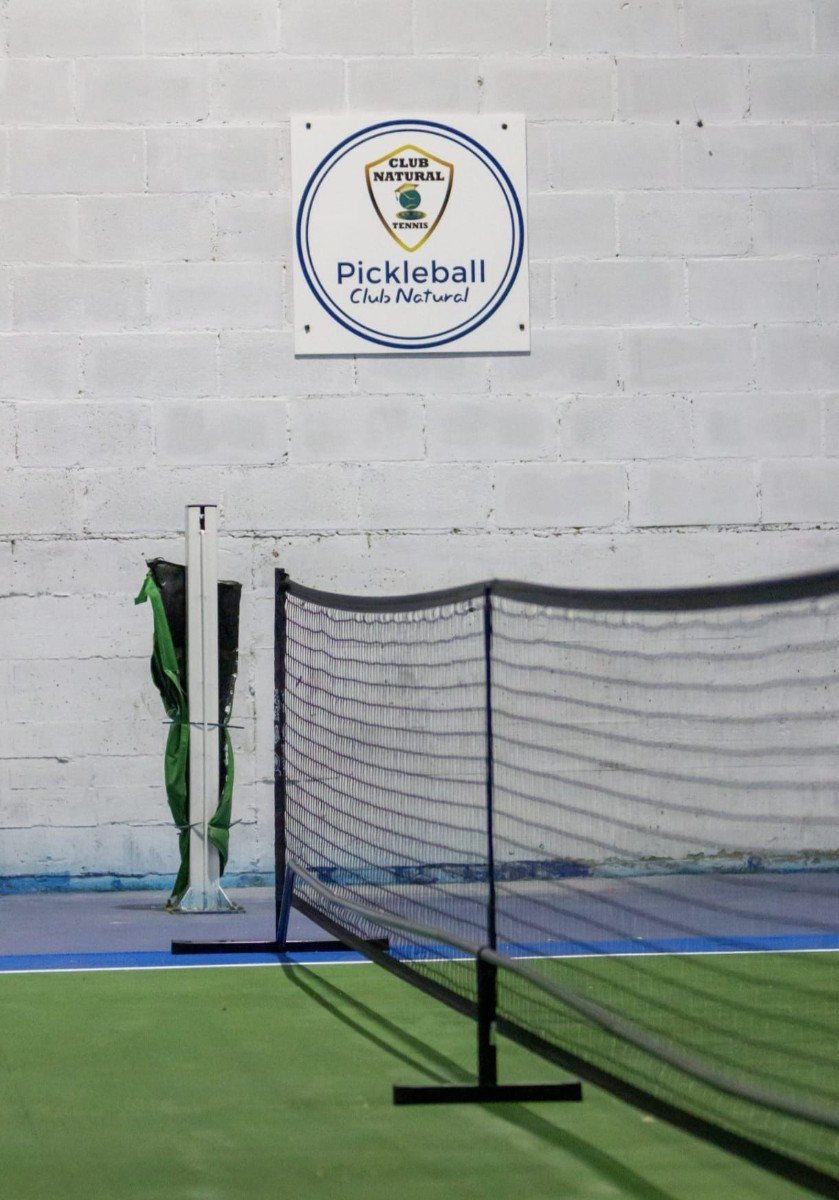 Logo de Pickleball Club Natural en su pista de Logroño